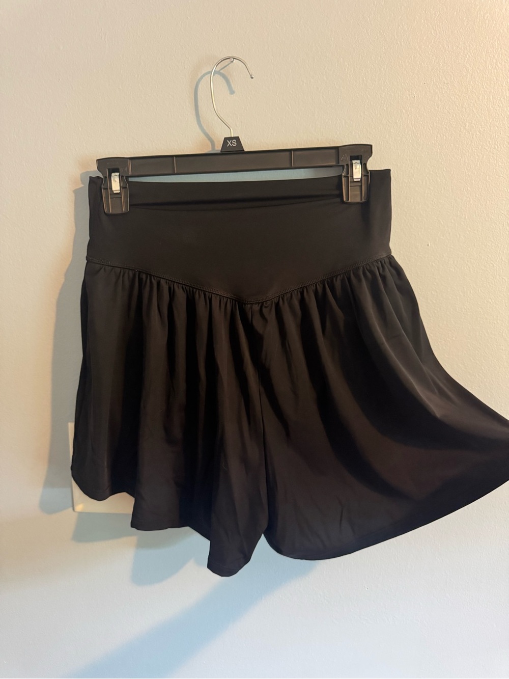 Women's Black High-Waist Flowy Shorts - Picture 4 of 6